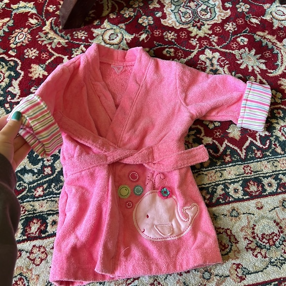 ◽️CARTER’S: Girl 0-9 months adorable pink bathrobe w/tie, barely worn◽️ - Picture 3 of 8